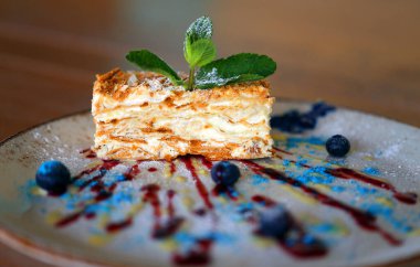 Lokantada böğürtlenli tatlı bir pastanın makrosu.