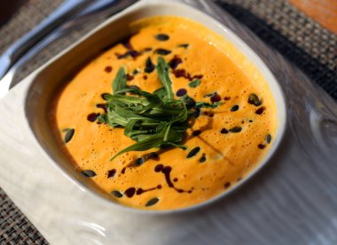 Restoranda ekşi kremalı balkabağı çorbası.