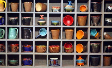 Atölyedeki raflarda seramik olan fotoğraf arkaplanı
