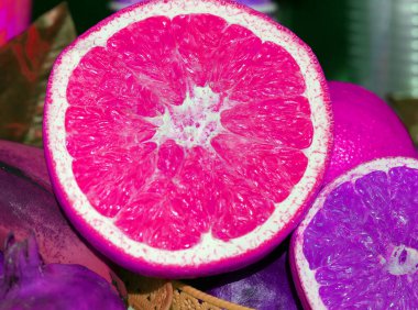 Parlak bir greyfurtun yakın plan fotoğrafı.