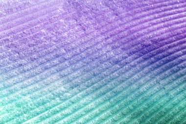 Güneşli bir günde dağlarda beyaz kar fotoğrafı.