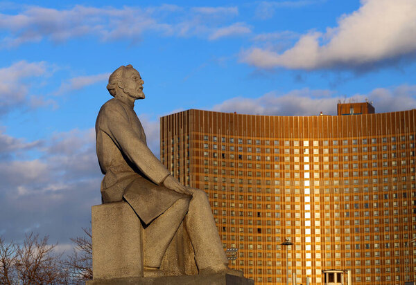 Фото памятника ученому в Москве в ясный день