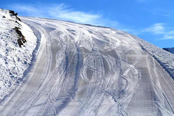 晴れた日に山の中で白い雪の写真 — ストック写真