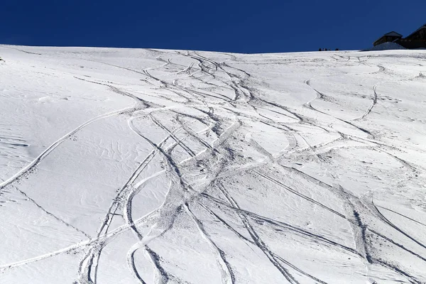 晴れた日に山の中で白い雪の写真 — ストック写真