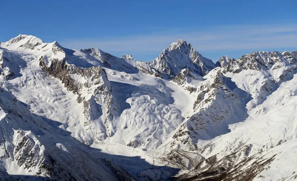 美しい山々 雪に覆われた風景の写真 山のポスターや観光のための素晴らしい背景 — ストック写真