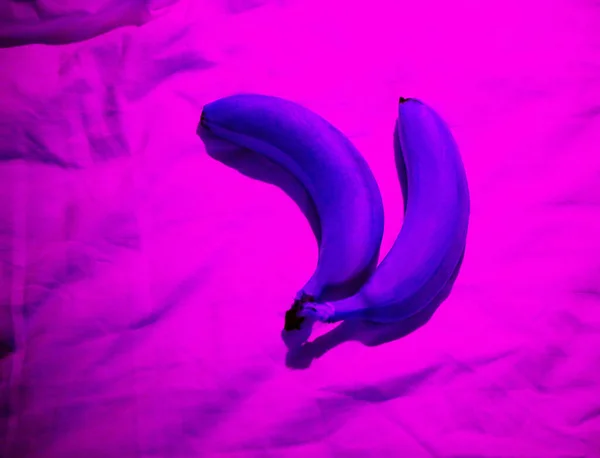 Foto Van Paarse Bananen Een Roze Achtergrond — Stockfoto