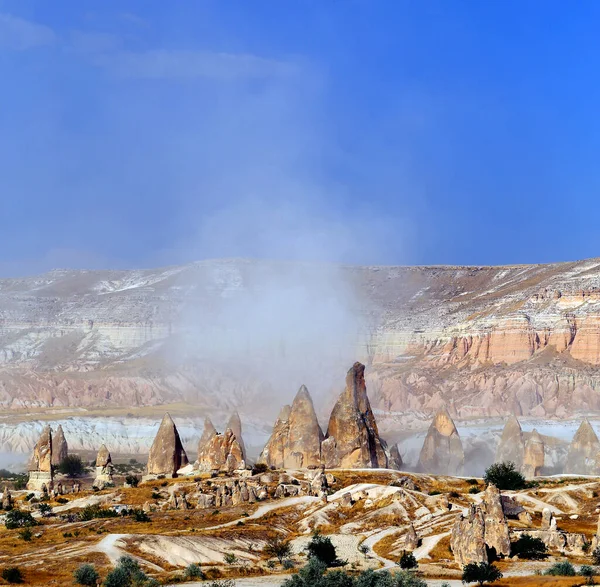 Φωτογραφία Φωτεινά Όμορφα Βουνά Στην Καππαδοκία Της Τουρκίας Μια Ηλιόλουστη — Φωτογραφία Αρχείου