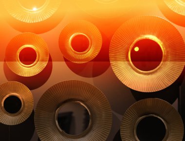 İçerideki yuvarlak çerçeveli aynaların fotoğrafı. Ayna tasarımı altının örneği