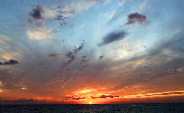 Фото Красивого Заката Море Солнцем Облаками Пример Туристической Рекламы — стоковое фото