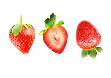 Beyaz arka planda izole edilmiş kırmızı lezzetli çileklerin fotoğraf makrosu. Reklam suyu ve reçel için çilek örneği.