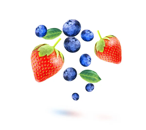 明亮的草莓和蓝莓照片 背景是白色的 广告果汁或果酱的浆果的例子 — 图库照片