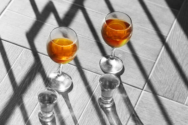 Bilder Drinkar Glas Solljuset Exempel Alkoholglas Med Skuggor För Reklam — Stockfoto