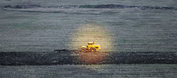 Photo Autumn Field Tractor Working Ground — Stock Photo, Image