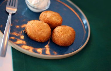 Akşam bir kafede üç tavuk pirzolası.