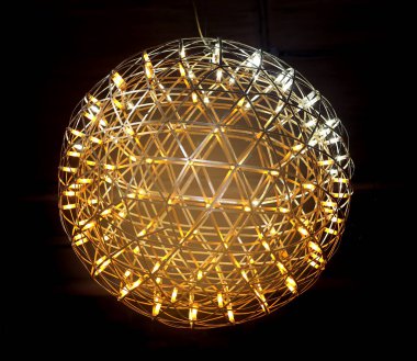 Tavanda soyut bir lamba olan fotoğraf.