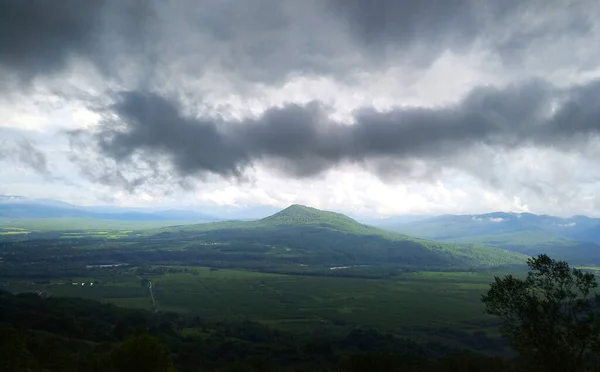 ロシアの夏の山と空の信じられないほどのパノラマコーカサス — ストック写真