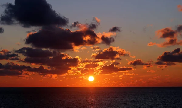 Vacker Solnedgång Kvällen Med Moln Över Havet — Stockfoto