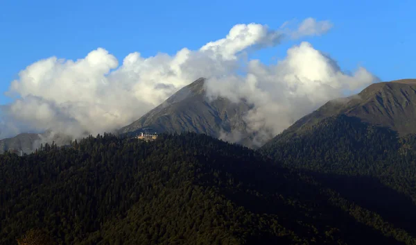 天気の良い日には山々や雲が高くそびえる — ストック写真