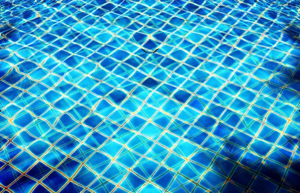 Azul brilhante fundo transparente de água da piscina — Fotografia de Stock