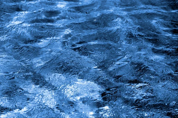 Blauer heller transparenter Hintergrund des Poolwassers — Stockfoto