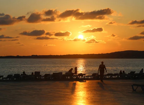 Hermosa Foto Una Puesta Sol Mar Con Turistas Vacaciones Playa —  Fotos de Stock