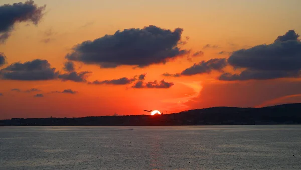 Hermosa Foto Del Atardecer Mar Con Nubes Luz —  Fotos de Stock