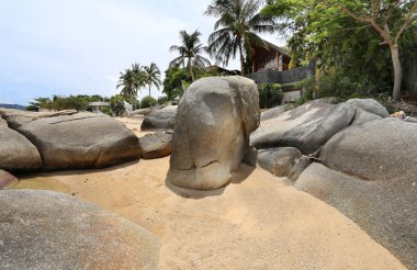 Olağandışı taş ve kayalar denizin içinde