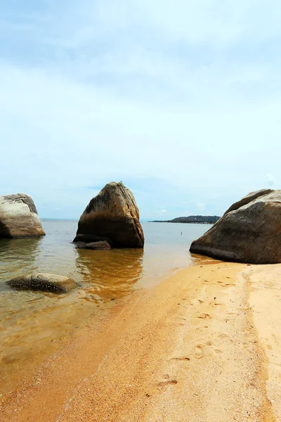 Rochas e rochas incomuns no mar — Fotografia de Stock