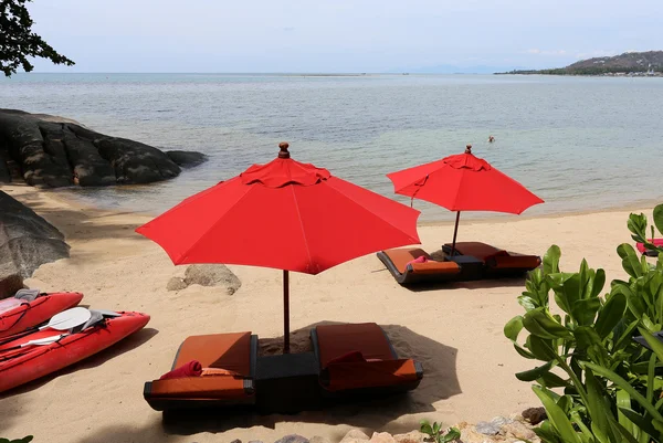 Belas guarda-chuvas de praia e vermelho — Fotografia de Stock