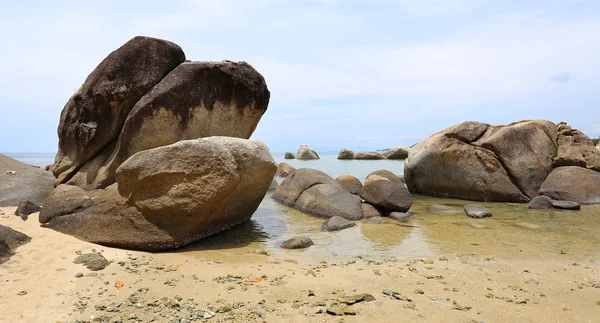 Rochas e rochas incomuns no mar — Fotografia de Stock