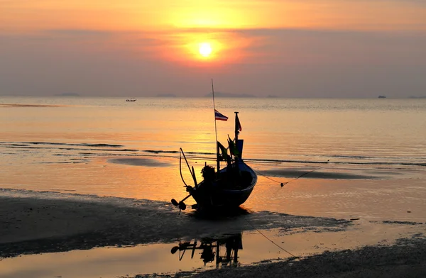 Pôr do sol do mar com barco — Fotografia de Stock