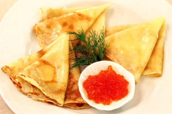 Pancake lezat dengan kaviar merah — Stok Foto