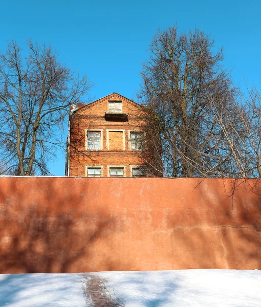 Gamla hus och väggen — Stockfoto