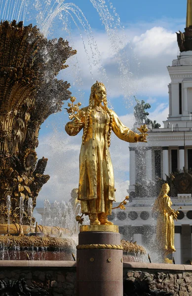 Türkmen kızlar altın heykeli — Stok fotoğraf