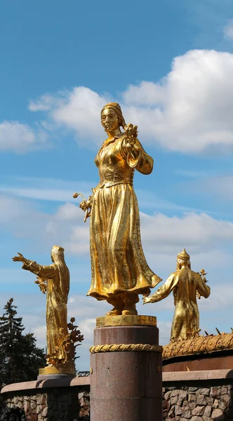 Golden statue of Uzbek girls — Stock Photo, Image