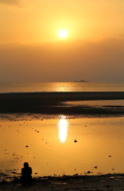 Denizde güzel bir gün batımı  