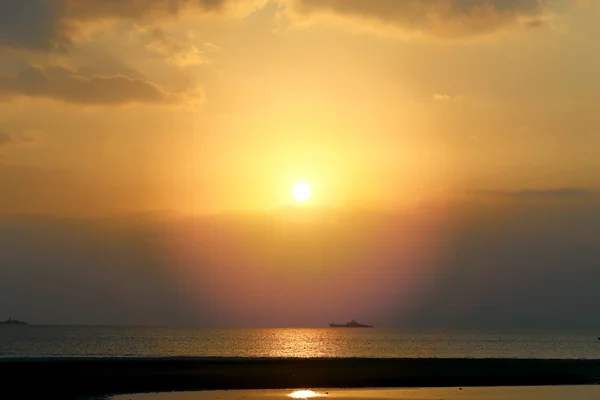 Vacker solnedgång på havet — Stockfoto