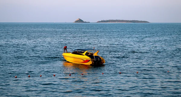 Barca a motore gialla — Foto Stock