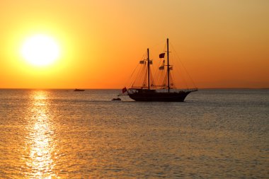 denizde gün batımı