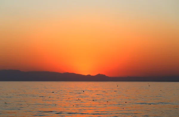 Auringonlasku merellä — kuvapankkivalokuva