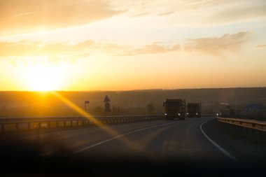  Gün batımı yolda parlıyor.