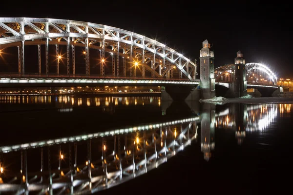 Pont à Saint-Pétersbourg. Vue de nuit — Photo