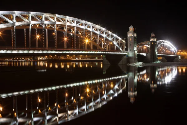 Ponte em São Petersburgo. Vista noturna Imagens De Bancos De Imagens