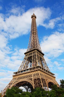 Paris, Fransa-Temmuz 4, 2016. Eyfel Kulesi ile bulutlar güzel mavi gökyüzü arka plan üzerinde. Paris, Fransa