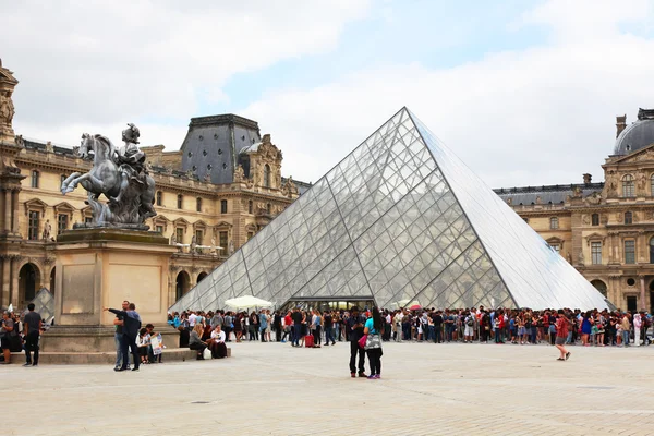 Paříž - 04 července 2016: Skleněná pyramida v Louvru na 15 březnu 2010 v Paříži. Muzeum bylo slavnostně otevřeno v roce 1739 — Stock fotografie