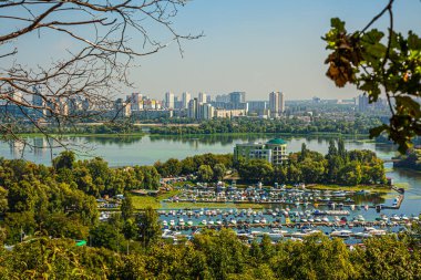 Grishko botanik bahçesinden, Ukrayna 'nın başkenti Kyiv' deki yatların ve teknelerin panoramik manzarası. Sonbaharın başlangıcı, güneşli bir gün..