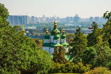Grishko, Kiev, Ukrayna 'daki sonbahar botanik bahçesindeki Vydubitsky manastırı manzarası. Eylül