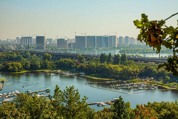 Kyiv Ukraine 2021年9月10日 ウクライナのキエフの左岸とヨットやボートの湾のパノラマビューは グリスコ植物園の領土から 秋の初め 晴れた日 — ストック写真