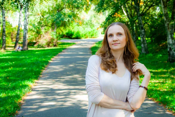 Young Blonde Woman Sunny Autumn Park Thinks Road Right Way — Stock Photo, Image