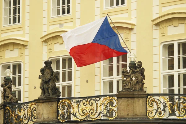 Bandera de la República Checa en el balcón del antiguo palacio real de Praga —  Fotos de Stock